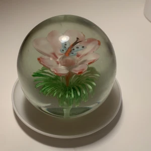 Glas skulptur  - Den är lite tung och är gjort av glas 