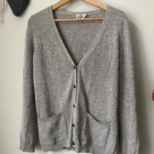 Stickad grå kofta Twist & tango - Snygg grå stickad kofta från twist & tango. Märkt storlek M, passar mig som vanligtvis har S/36.🥰