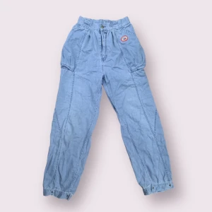 Unika jeans  - Häftiga baggy jeans. Väldigt bekväma och mjuka. Står ingen storlek men skulle säga 36. Bra skick!