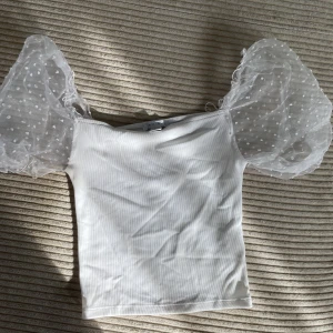 Fin topp - Säljer denna fina topp med puffiga armar i storlek XS från new yorker! Använd 2 gånger för länge sedan! Fint skick