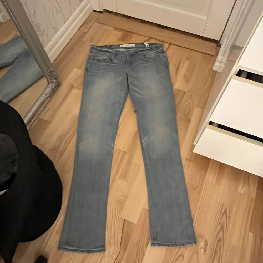 Fina lågmidjade jeans från abercrombie and fitch. Nyss köpta secondhand men aldrig använt dom själv, väldigt fint skick. Säljer dom för att de tyvärr är för små för mig💓💓 VID INTRESSE HÖR AV DIG KLICKA INTE PÅ KÖP NU. Jeans & Byxor.