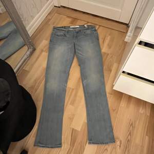 Fina lågmidjade jeans från abercrombie and fitch. Nyss köpta secondhand men aldrig använt dom själv, väldigt fint skick. Säljer dom för att de tyvärr är för små för mig💓💓 VID INTRESSE HÖR AV DIG KLICKA INTE PÅ KÖP NU