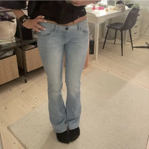 Lågmidjade bootcut jeans ❤️ - Supersnygga lågmidjade bootcut jeans! Midjemåttet är 79 cm ( stretchiga dock ) och innerbenslängden är 85 cm ❤️