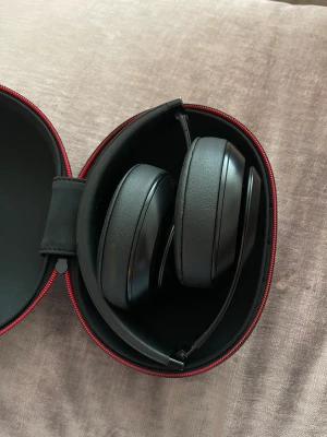 Beats studio3 around-ear - Säljer dessa hörlurar som jag inte fått någon användning av då jag har ett par andra. Använda fåtal gånger. Nypris : 4390kr. Kvitto finns