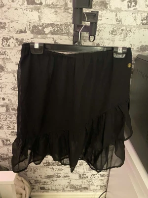 Pernilla Wahlgren kjol - Super fin svart kjol ifrån Pernilla Wahlgren. I storlek 40. 