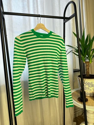 Tröja (grönvit randig) - Supermjuk, stretchig och härlig tröja från Carin Wester från Åhlens. Nyskick, nypris 399kr, mitt pris 199kr, folk med storlek medium passar säkert även denna