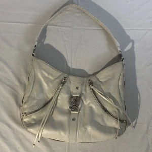 Vit läderväska - Snygg 2000-tals väska med många silverdetaljer! Äkta läder! Köpt vintage