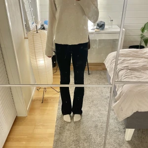 Bootcut jeans - Mörkblå midwaist bootcut jeans från zara💗strl 34! Passar mig i längden som är ca 170 cm💕💕skriv för fler frågor!
