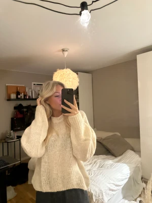 Stickad tröja - Vit stickad tröja, endast använd någon gång. Stolek S