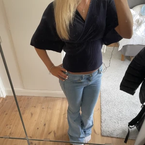 Blus  - Söt blus från Vera Moda, helt oanvänd, lappen sitter kvar. 💜💙 Storlek xs men passar upp till M