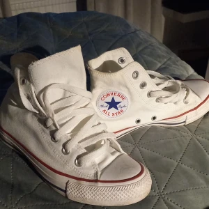 Converse  - Priset kan diskuteras. Säljer dem då de inte kommer till använding. Har använt 2 gånger. Köpte dem för 1000 kr