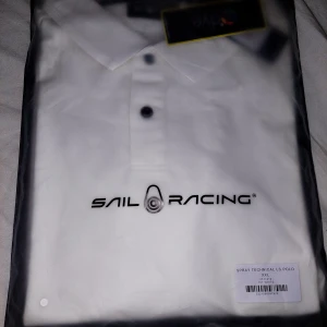 Sail racing spray team longsleeve polo - Sail racing long sleeve, XXL men passar XL. Väldigt skönt luftigt polyester. B48/L70. Ny i förpackningen, nypris 1000kr.