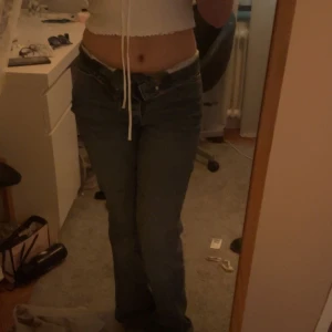 Högmidjade bootcut jeans - Jätte fina bootcut jeans som igentligen är hägmijade men jag gillar att vika ner dom som på bilderna! Men man kan ju välja själv! Köpt från Bikbok i strl S