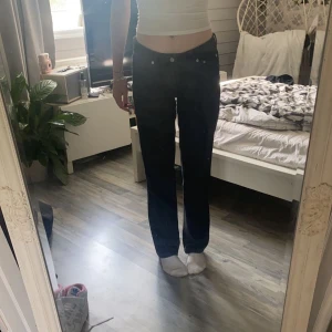 Svarta låg midjade jeans - Lågmidjade svarta jeans storlek 36 Innebenslängd: 80cm Gott skick 