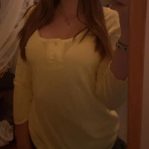 Gul trekvartsärmad tröja - Jätte söt tröja med trekvartsärmar, köpt från A.P.C i Paris på typ 2000 talet så ingen aning vad den kostade!💖