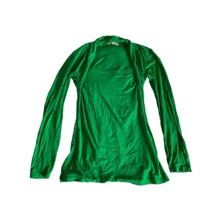 Grön långärmad tröja - Bandeau topp med insydd bolero. Lite nopprig. Har sprättats upp lite, syns på bild 3. Står ingen storlek men sitter som en M. Kontakta vid intresse <3