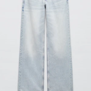 mid/lowwaist wide leg jeans - ljusblå jeans, midwaist men kan även sitta som low waist på vissa. storlek 34 men skulle definitivt passa 32 och 36. det är de första jeansen, den andra visar bara hur dom sitter då jag inte kan ta bilder själv, får inte plats i de😅de har aldrig använts 