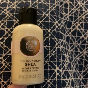 The body shop shea shower cream - The body shop shea shower cream som är bara lite använd och därför säljer jag den för 15kr. 