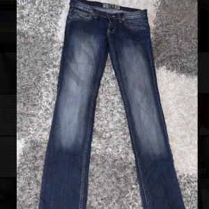  Lowwaist Dolce and Gabbana jeans  - Skitsnygga Dolce and Gabbana jeans som jag precis fått hem men  tyvärr inte passade mig. Dom är i väldigt bra skick och är en xs-s i storleken. De passar både någon som är kortare men också längre pga att de är långa i längden.  Köparen står för frakten 💘