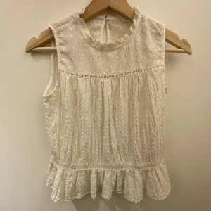 Zara blus - Jättesöt Zara topp som jag bara använt en gång! Kontakta mig jättegärna om ni vill köpa!💕Kan mötas upp i Stockholm 