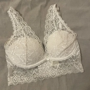 Vit spets bralette - En vit spets bralette som är köpt i Spanien men som inte har kommit till användning. Skriv för fler bilder eller info🤍