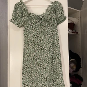 Jättesöt sommarklänning - Jättesöt somrig klänning från Shein. Storlek M, men passar från M-L 💘