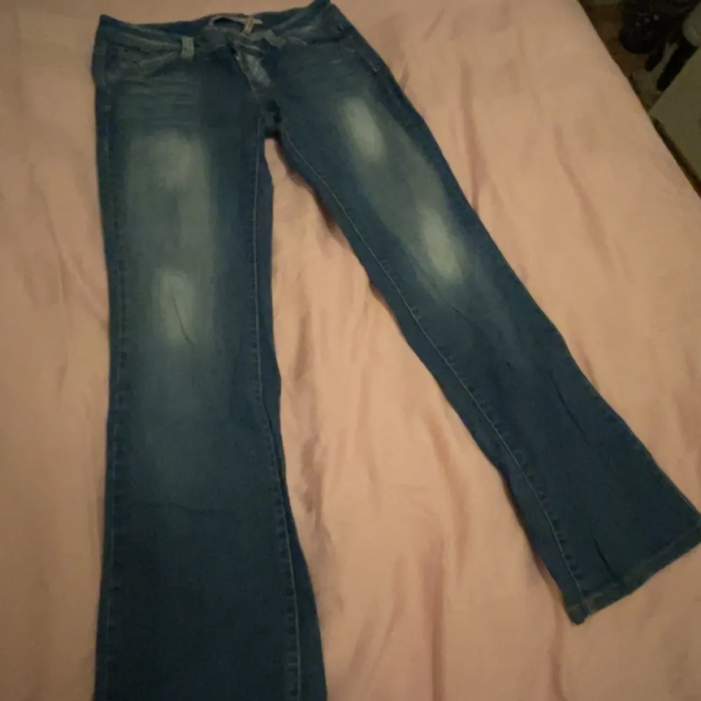 Vintage only jeans med få coola detaljer på bakfikan🩷 Midjemåttet: 39 cm Innberbenslängden: 76 cm. Jeans & Byxor.