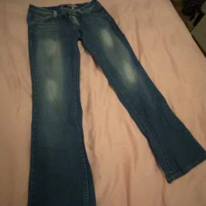 Vintage only jeans med få coola detaljer på bakfikan🩷 Midjemåttet: 39 cm Innberbenslängden: 76 cm