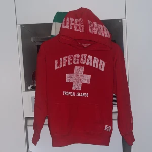 fet lifehuard hoodie röd🚩❤️➕ - red flag hoody🚩🚩🚩 riktigt fet piece för alla lifeguards denna sitter ouf så najs. feting print på luva armar o framdel. står ”tropic islands” vilket e fett lite drainigt typ trash island lite. sitter som en S ‼️ passar vem som. booya