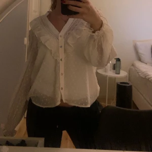 Zara blus  - Blus från zara, använd 1 gång 