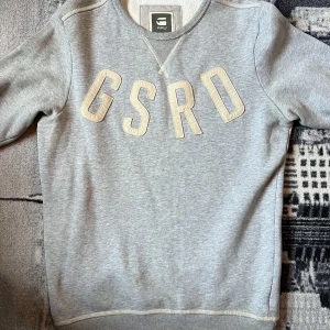 G star raw denim tröja  - Fin GSRD. Fint skick förutom sista bilden ses liten fläck ej synlig långt avstånd. Skick därav 9 av 10. Övrigt superfin och som ny. Sitter bra på s