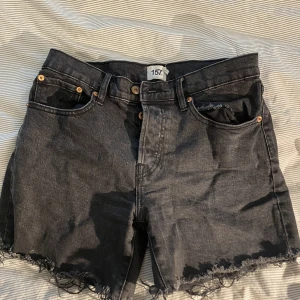 svarta Lager 157 shorts - Säljer ett par knappt använda shorts, lite fransigare och längre vilket ger mer komfort och mer trendig look :)) knappt använda 