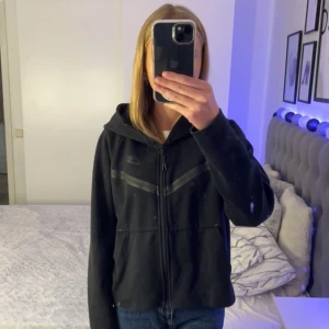 Nike tech Fleece svart dam - Säljer min svarta Nike tech fleecetröja då jag inte använder den.  Har använt ett fåtal gånger så är i god skick.  Säljer för 800kr + frakt. Står EJ för postens slarv.  Skriv ifall ni har några frågor osv