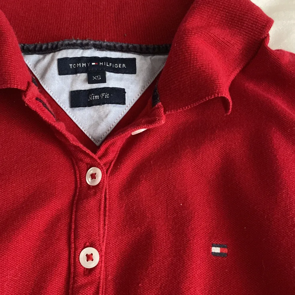 Röd tröja från Tommy Hilfiger. Inga defekter. Storlek xs.. T-shirts.