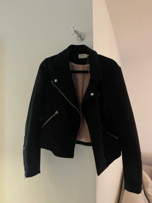 Jacka - Nästintill oanvänd jacka. Storlek 36