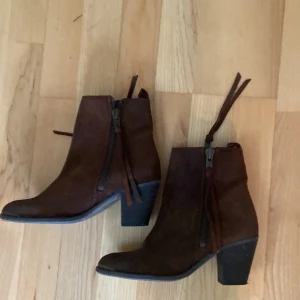 Billibi bruna mocka boots 38 pistolboots  - Billibi bruna boots i pistol modell  Nyskick  St 38