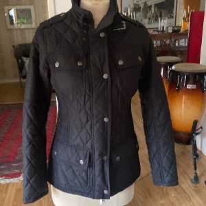 Barbour svart st 36/38  - Barbour svart jätte fin  Passar 36/38