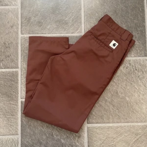 Byxor från Carhartt - Raka Tygbyxor från Carhartt.   Jag säljer de nu för att de inte passar. Köpte för 849kr och de är så gott som nya.   Straight regular fit  Byxorna är i storlek 