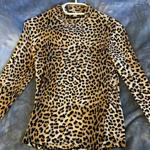 Leopard topp - Leopard topp ifrån ginatricot, jätte fint skick, och jätte skönt material