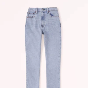 Abercrombie & Fitch Curve Love 90’s slim straight ultra high rise  - Färgen heter "Light" och längden är "Regular". Testade men aldrig använda Modellen online: https://www.abercrombie.com/shop/eu/ p/curve-love-ultra-high-rise-slim-straight-jean-50117853