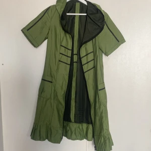 Klänning med dragkedja - Fläckar som inte går bort, andra bilden, annars ett roligt plagg i fint skick