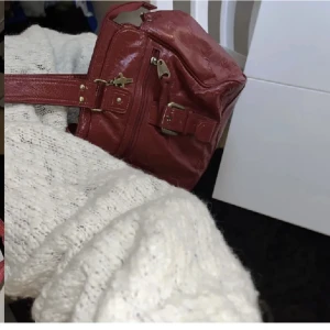 Röd väska - Snygg röd väska