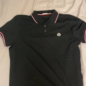 Moncler piké tröja storlek XL - Moncler piké tröja storlek XL. Använt 1 gång. Orginal pris: 3700kr