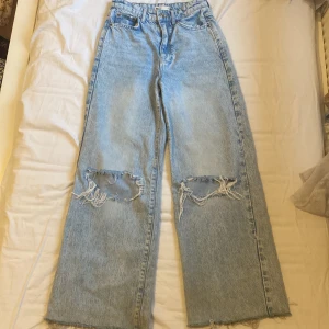 High waisted jeans  - Hej! Jag säljer ett par fantastiska jeans som har varit med om en hel del äventyr. De är otroligt bekväma. Jeansen är i en klassisk blå färg och har en avslappnad passform. De är perfekta för både vardagsbruk och för att ge din outfit lite extra stil.