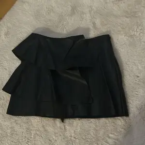 Skinn kjol från zara i nyskick