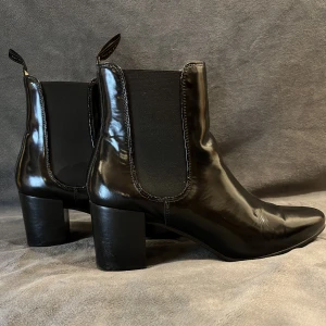 Novita stövletter - Svarta Novita Stövletter. Bara använda vid två tillfällen. Låda och dustbags medföljer. Köpta för ca 4 år sedan. Stl. 40