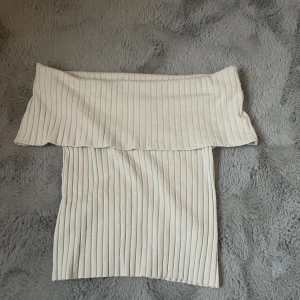 Bandou topp - Jättefin beige bandou topp från MQ, använd fåtal gånger och är i jättebra skick. Bara att höra av dig om du har några frågor💞☺️