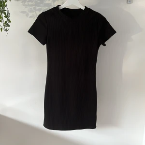 Klänning - Storlek finns ej på klänningen Passformen är ganska tight och sitter som en XS/S