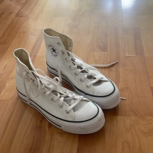 Converse  - Skorna har bara använts en eller två gånger. (Har lite smuts på sig men knappt som man ser) Jag köpte dom för 1000 kr