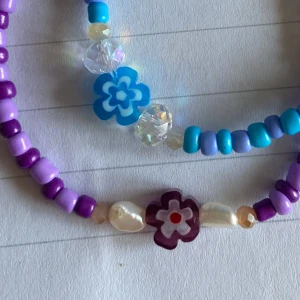 Armband glas/sötvattenpärla  - Handgjorda armband i glas och sötvattenpärlor. Elastiskt band 40 kr styck eller båda 60 kr 